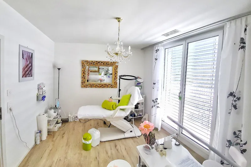 Behandlungsraum von Curare Kosmetik in Bauma mit Behandlungsliege